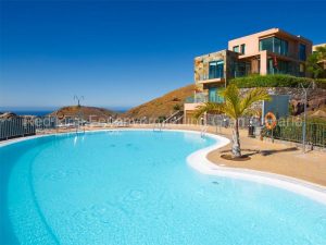 Gran Canaria Moderne Salobre Golf Villa mit Garten, Privatpool & beheiztem Gemeinschaftspool